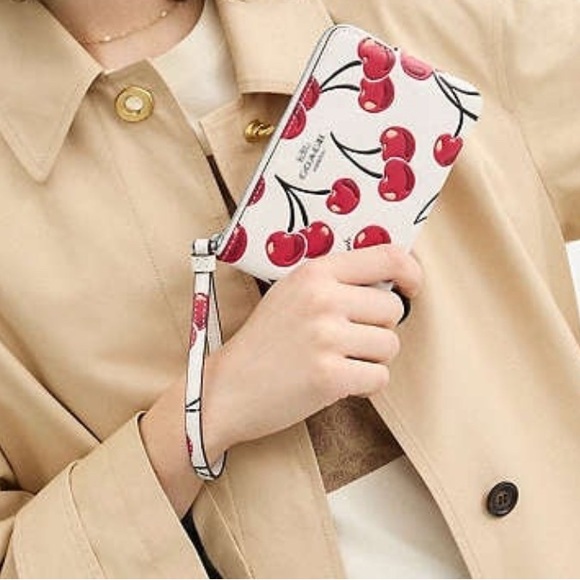 ❤️❤️❤️NEW Coach wristlet/wallet with cherry print /silvertone hardware ❤️❤️❤️ - Picture 9 of 10